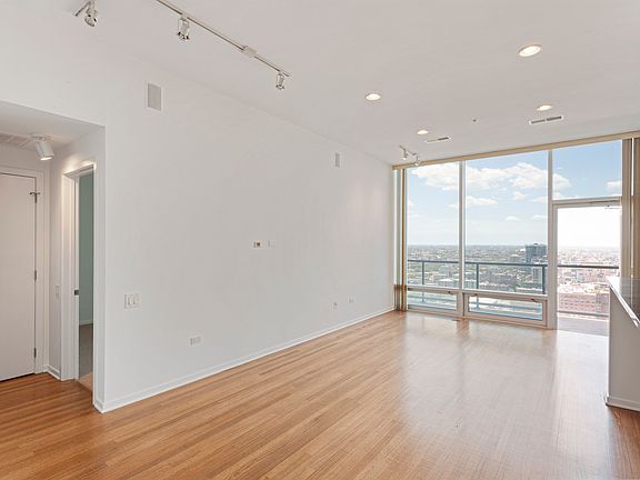 5th image of 500 W Superior St Unit 2001
