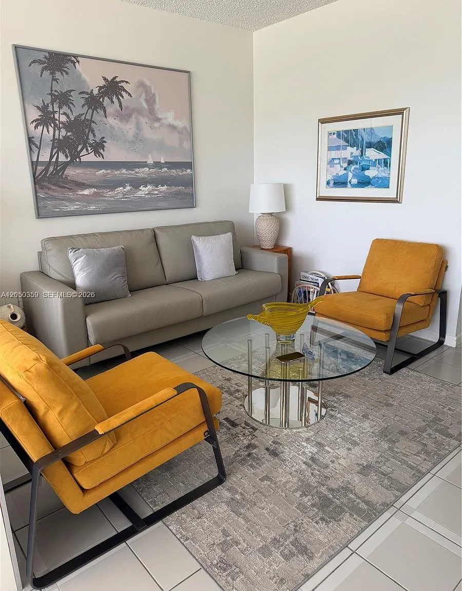The Executive Condo — Photo 3