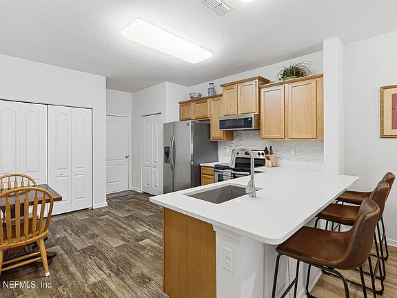 3rd image of 209 WHITLAND Way