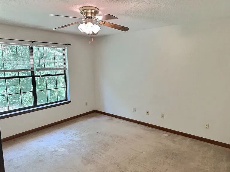 1109 Hickory Dr — Photo 10