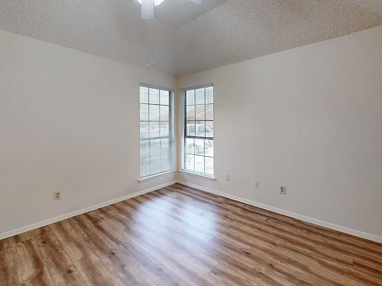 1900 Marlborough Dr — Photo 2