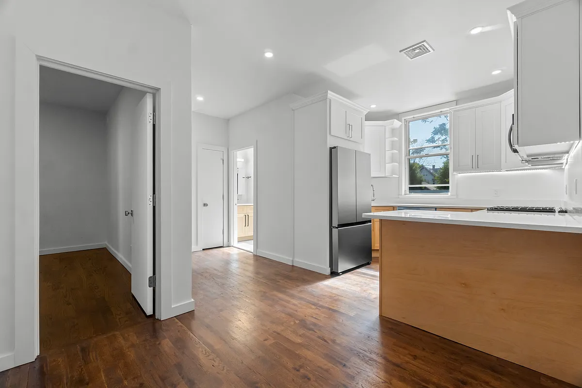 Building Photo - 925 Elm St #1