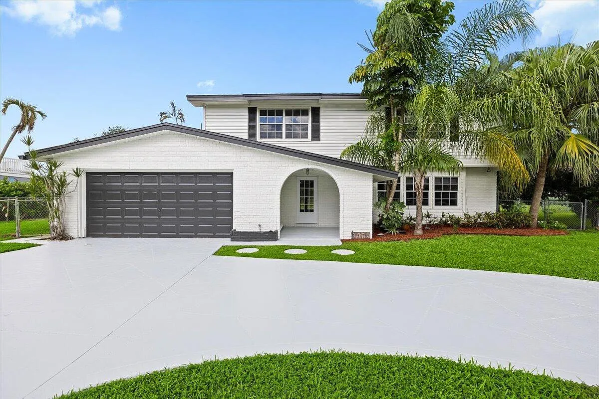 4 bed, 2.5 bath, 2356 sqft, $4,800 — Photo 4