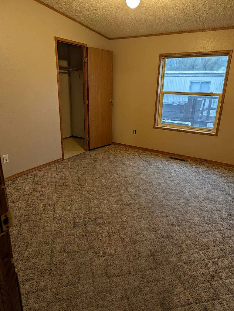 3 bed, $1,300 — Photo 4