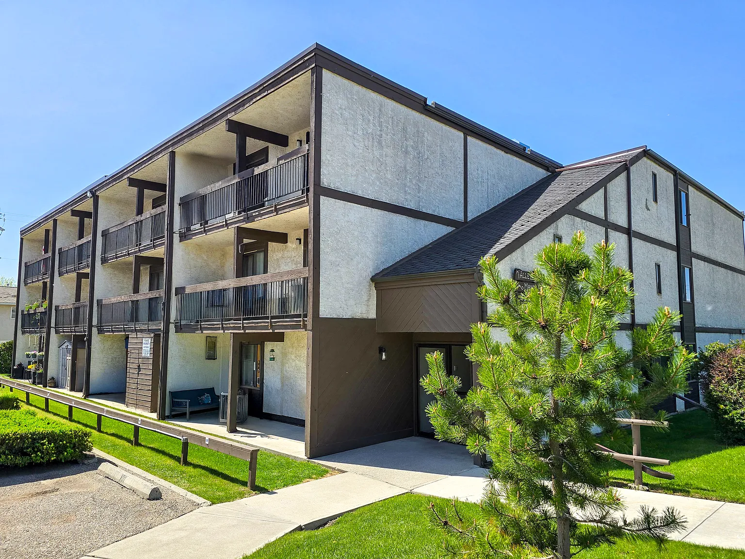 Mainstreet Cochrane Apartments — Photo 2