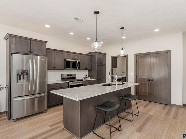 1302 Castle St #B, Larchwood, IA 51241