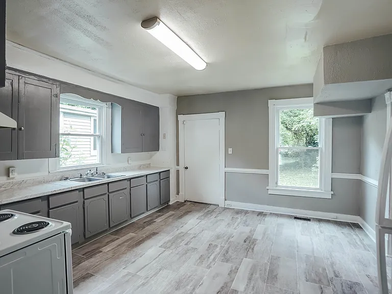 1316 Enfield Ave — Photo 10