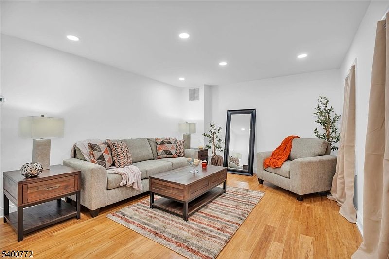 1st image of 348 Silk St