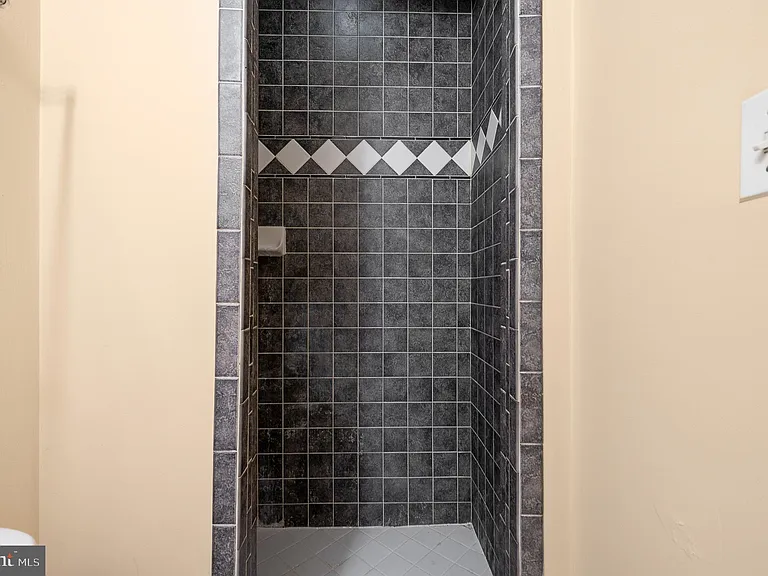 1123 W Lombard St — Photo 28