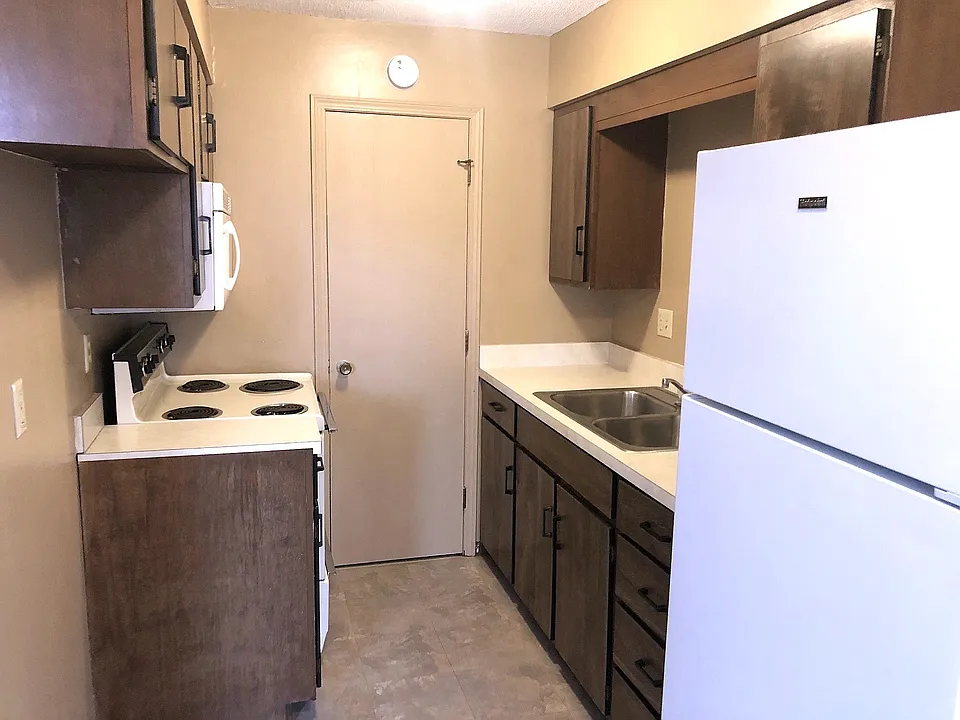 Kitchen, pantry, microwave, oven/range, fridge