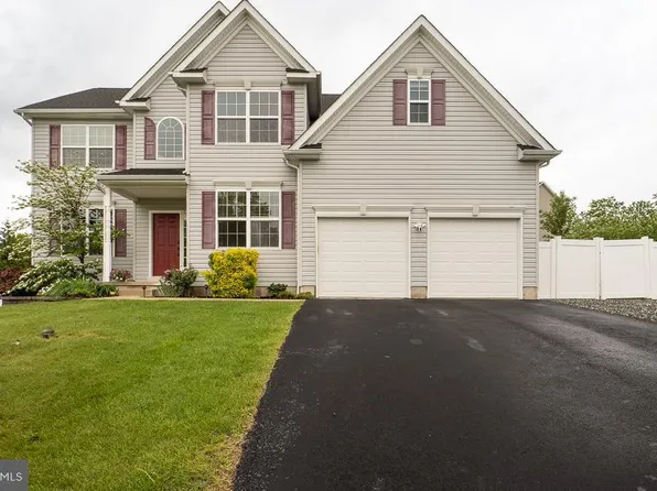 106 Lawrence Dr, Gilbertsville, PA 19525