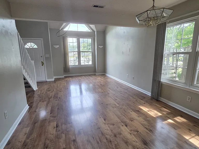 463 Wrenn Cir — Photo 2