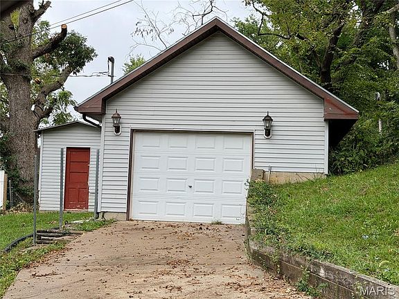 3rd image of 700 Hazel St