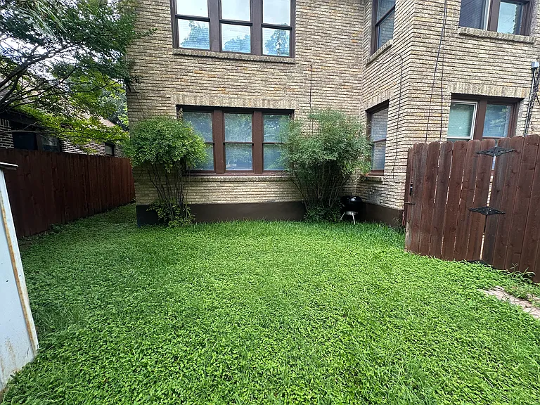 Live Oak St — Photo 31