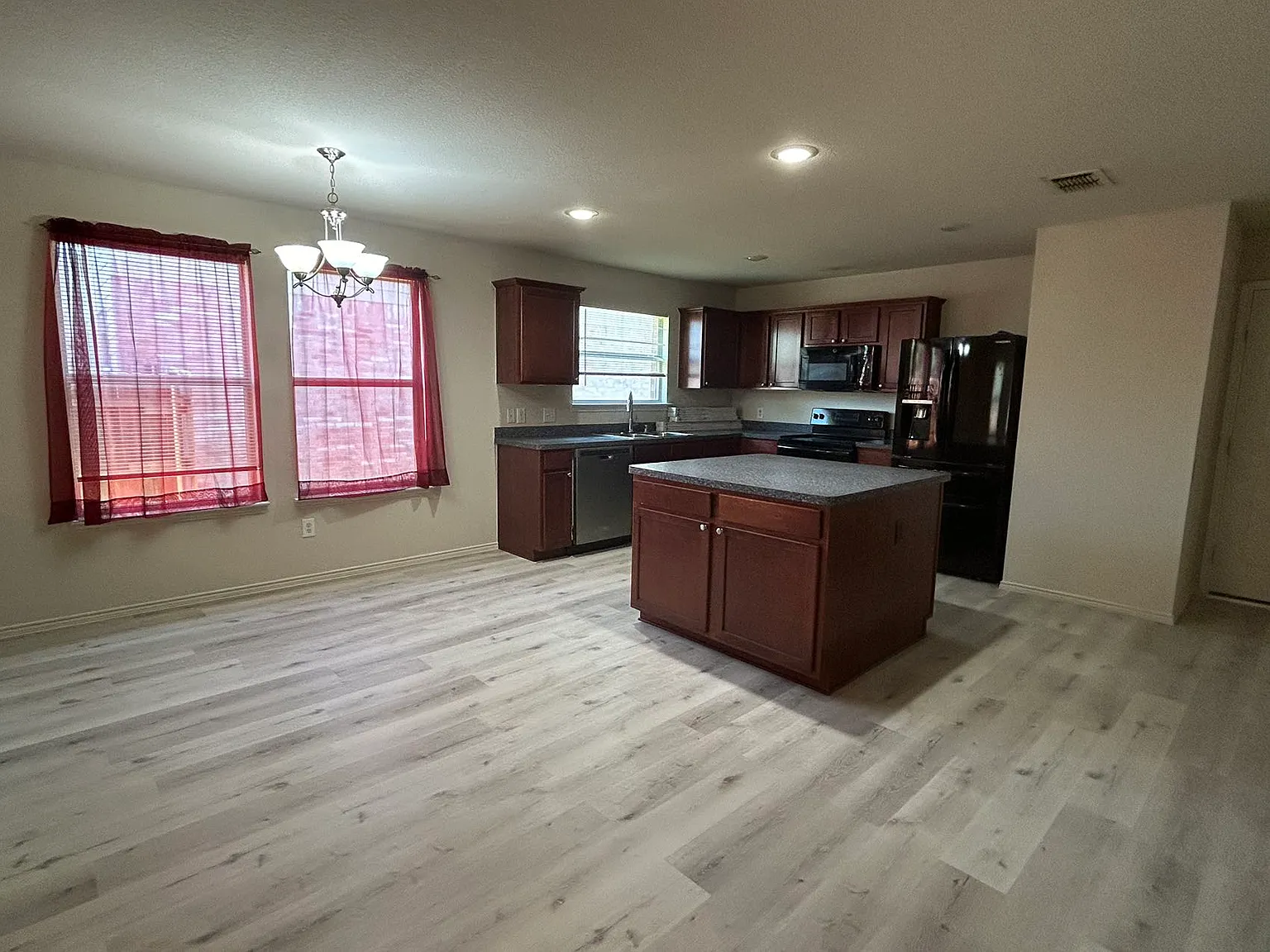 4 bed, 1870 sqft, $2,400 — Photo 4