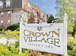 400 Crown Ct, Edgewater, NJ 07020