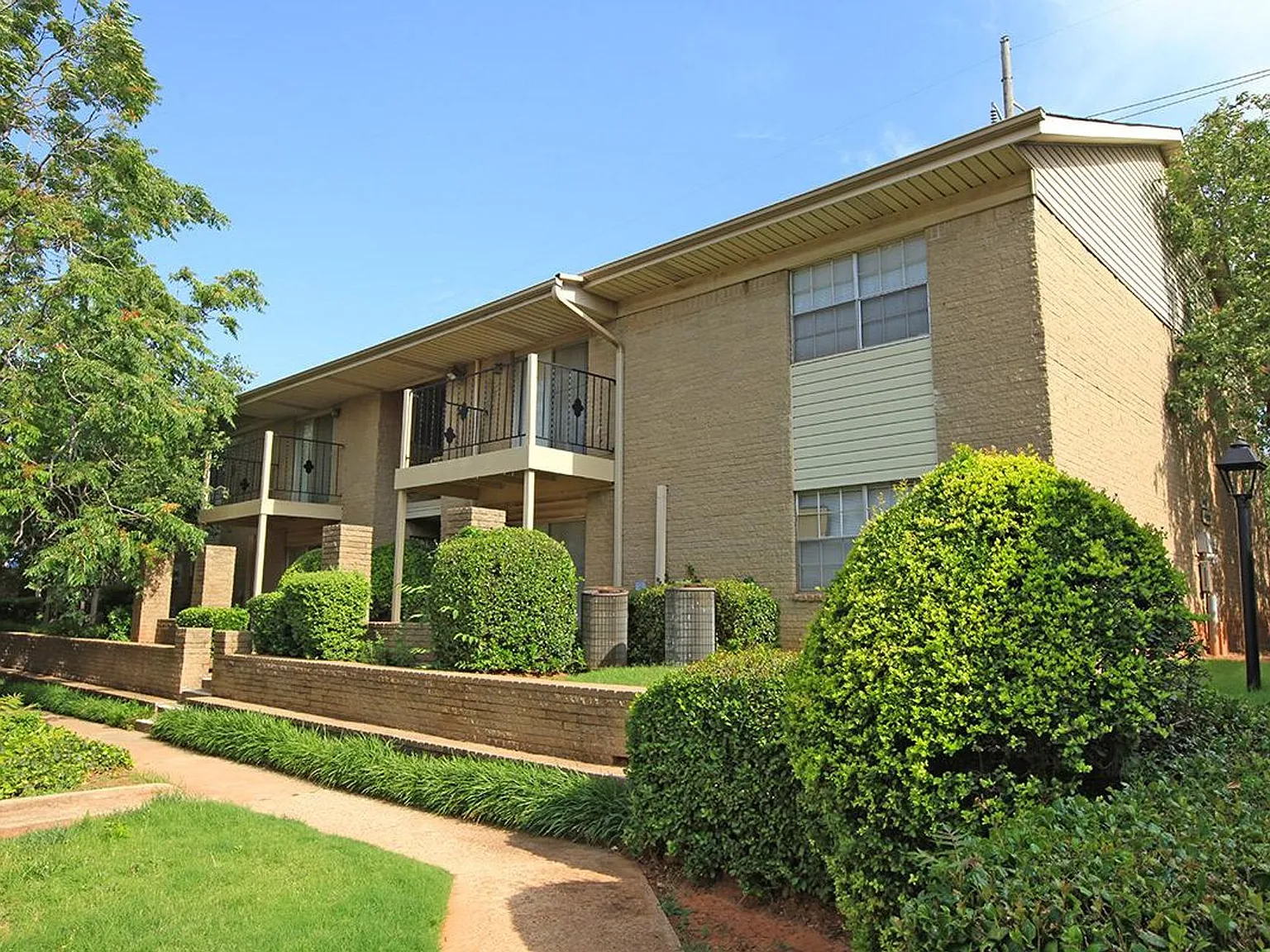 Ambassador House Apartments — Photo 4