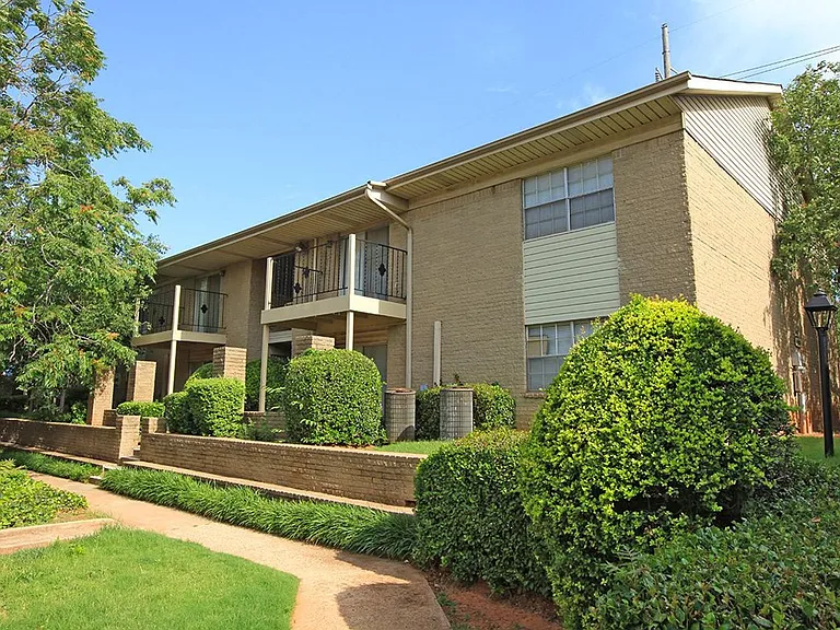 Ambassador House Apartments — Photo 4
