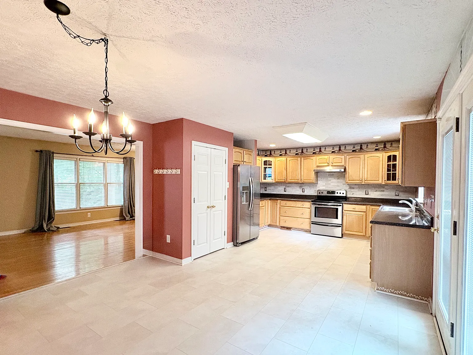 2110 Highland Dr — Photo 2