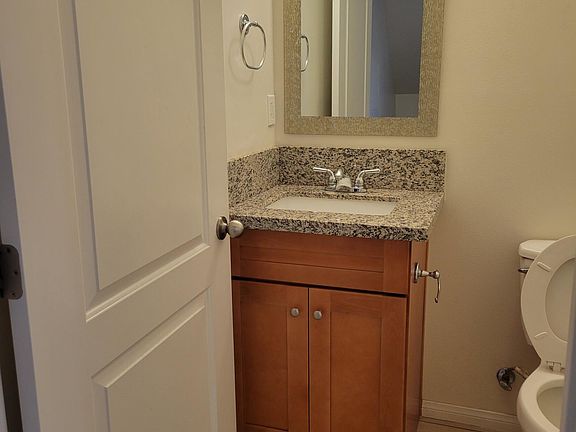 2nd image of 325 1/2 N Daisy Ave