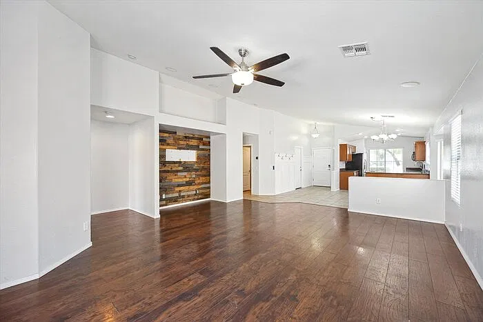3 bed, 2.0 bath, 1522 sqft, $1,860 — Photo 4