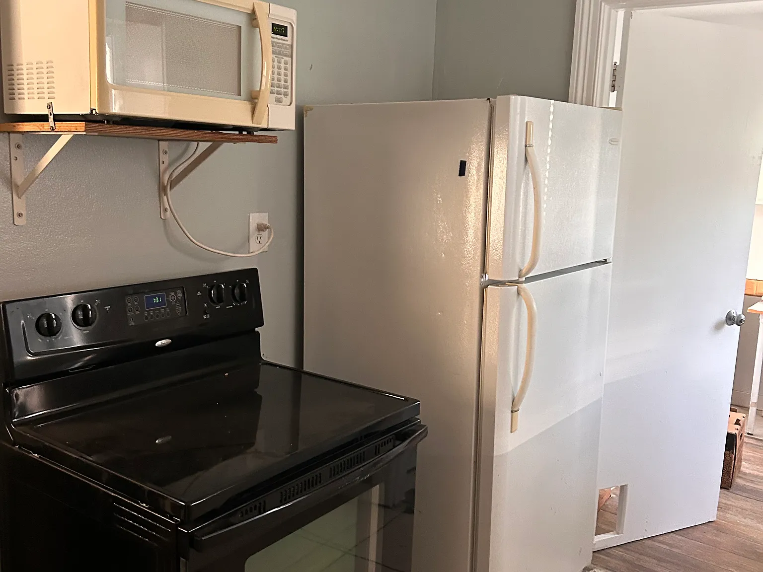 3 bed, 840 sqft, $850 — Photo 2