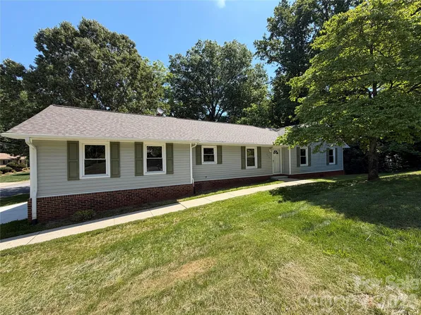 424 Holland Dr, Statesville, NC 28677