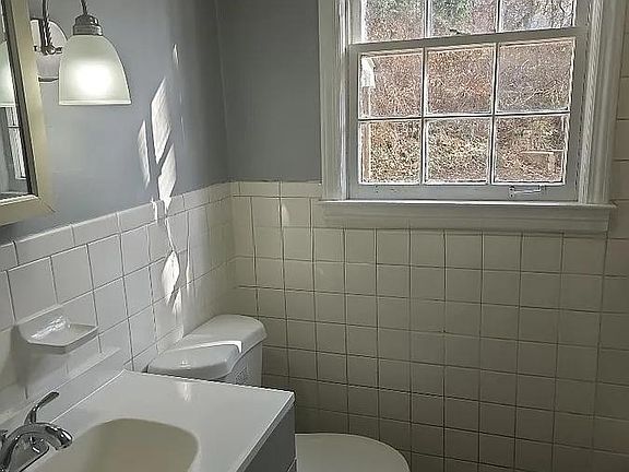 4th image of 2345 Ottawa St