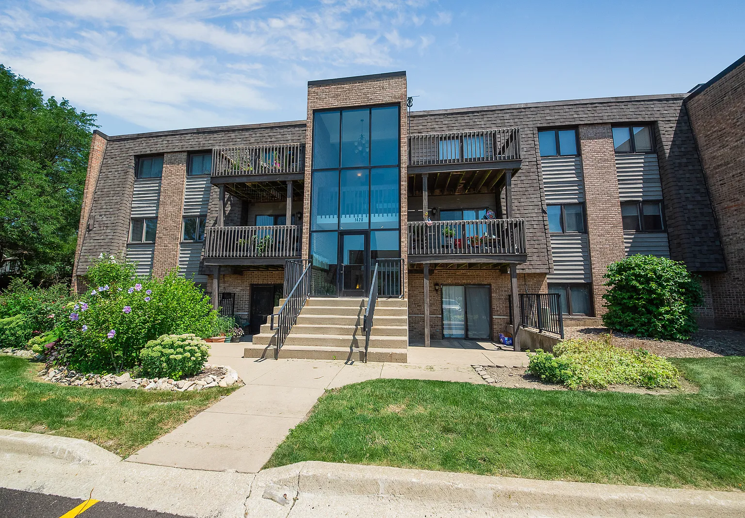 2 bed, 994 sqft, $1,900 — Photo 1