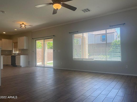 5th image of 1041 E Redwood Dr