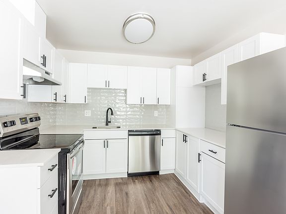 Kitchen - 2 bedroom 855 sq ft floorplan - Vanilla Color Scheme