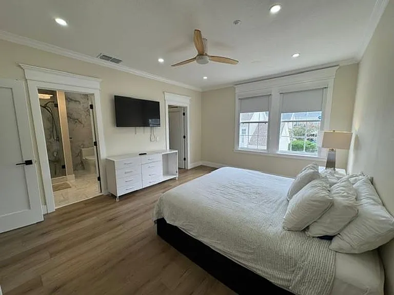 537 Campus St — Photo 15