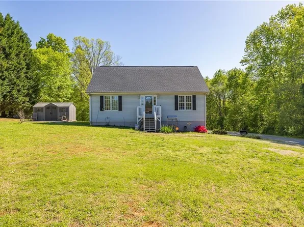 5900 Scales Dr, Pfafftown, NC 27040