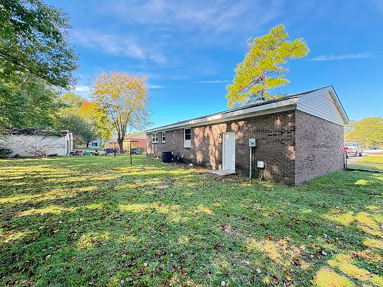 3 bed, 1100 sqft, $1,400 — Photo 2