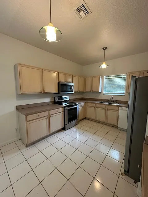 1731 LaVue Ave - 1 — Photo 2