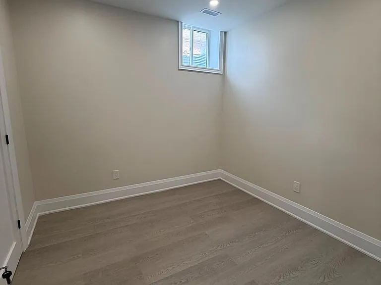2 Chesney Cres #B — Photo 8