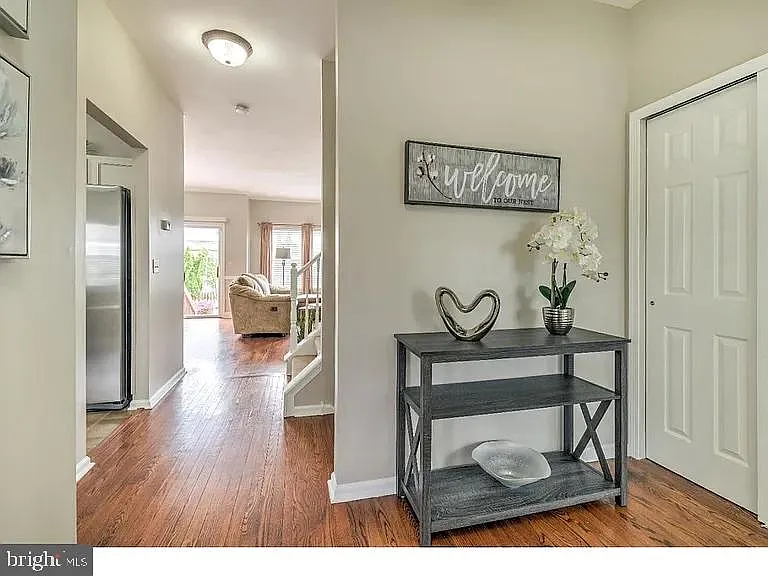 216 Waverly Ct — Photo 3