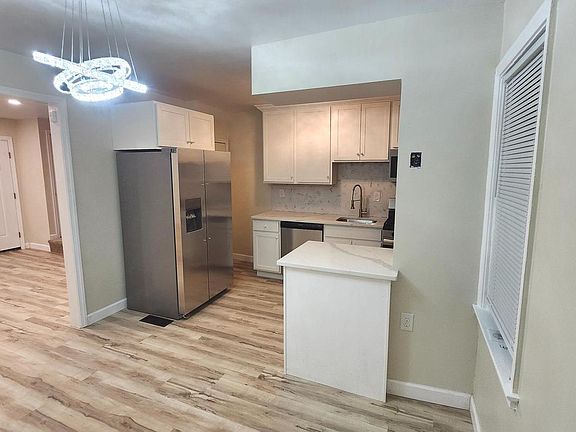 4th image of 1001 Cameron Rd