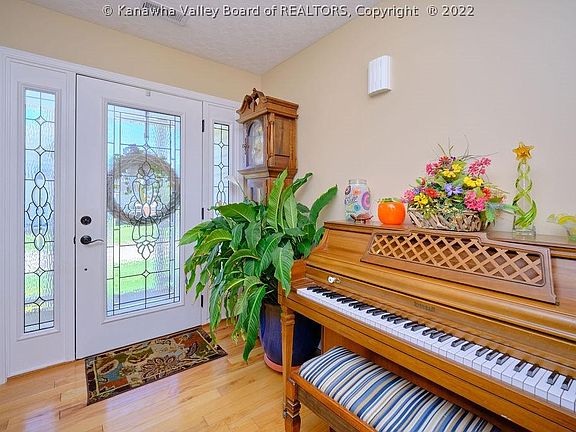5th image of 158 Fieldstone Dr