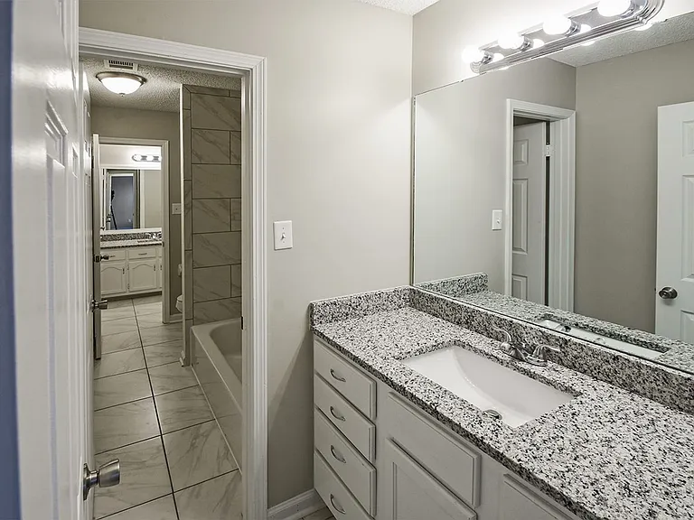 7298 Ashley Oaks Dr — Photo 12