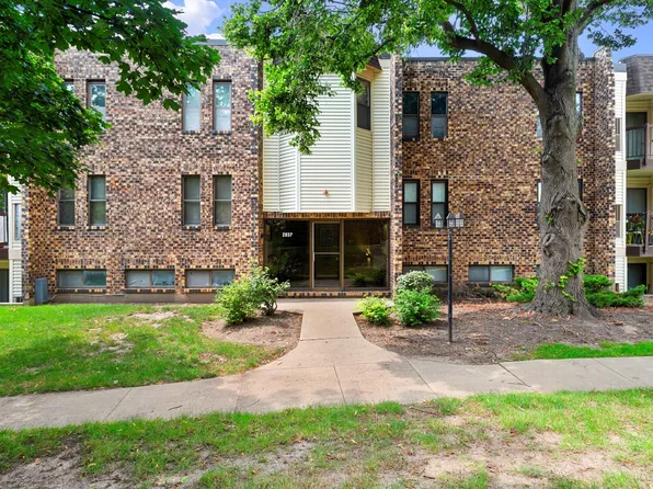 2037 Country Club Dr APT 4, Woodridge, IL 60517