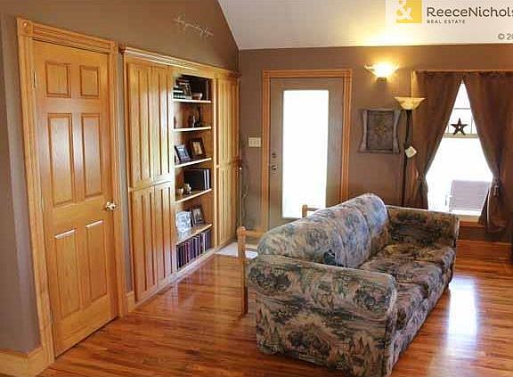3rd image of 917 SW Clover Dr