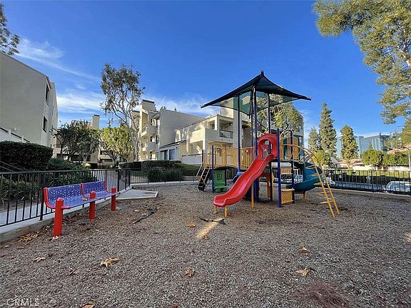 2nd image of 5500 Owensmouth Ave APT 218
