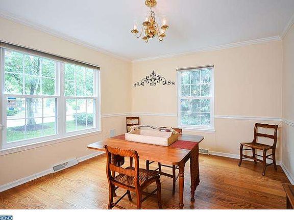 3rd image of 212 Westridge Pl N