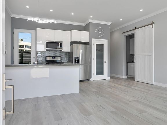 3rd image of 21037 Costanso St