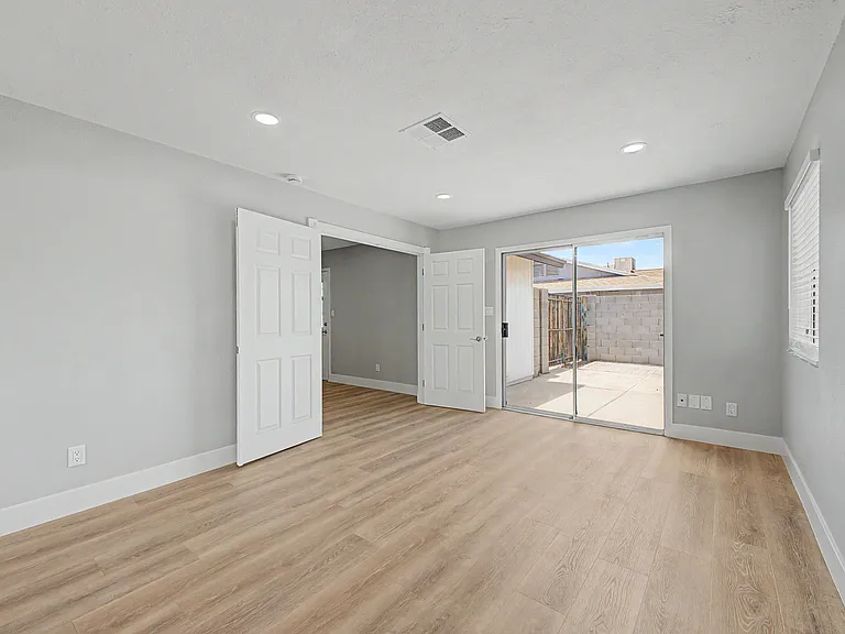 2340 E Isabella Ave — Photo 18