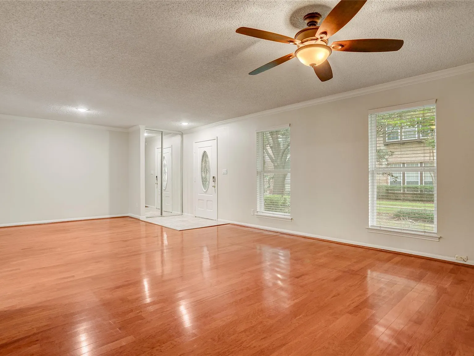 4 bed, 2.5 bath, 2128 sqft, $2,350 — Photo 2