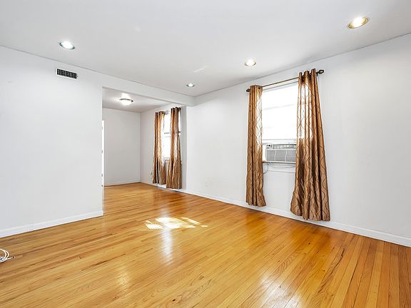 4th image of 4160 Murdock Ave