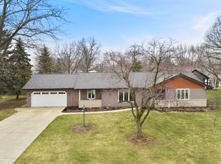 1046 Cardinal Ct, Batavia, IL 60510