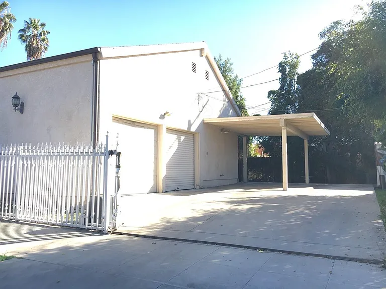 549 N Martel Ave — Photo 16